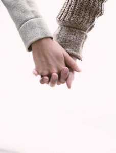 手を繋ぐカップル